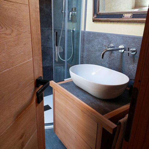 Arredamento in legno per bagno