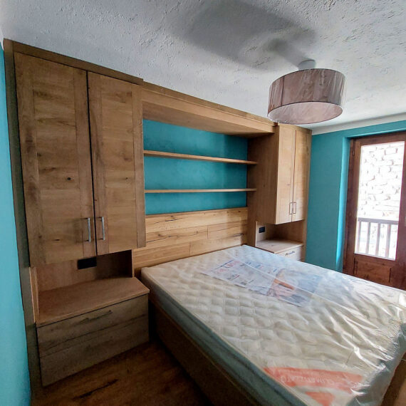 Arredamento di camera da letto in legno su misura